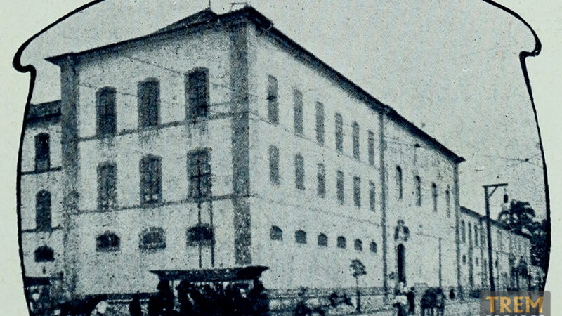 Bonde passando em frente ao Convento da Ajuda