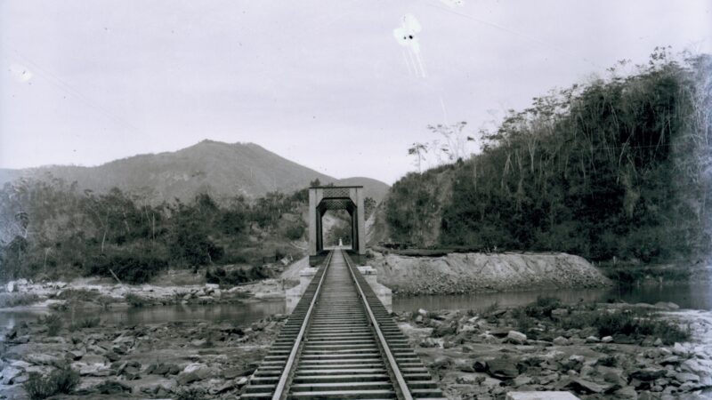 Ponte ferroviária entre as estações Praia Perdida – RJ e Ericeira – MG