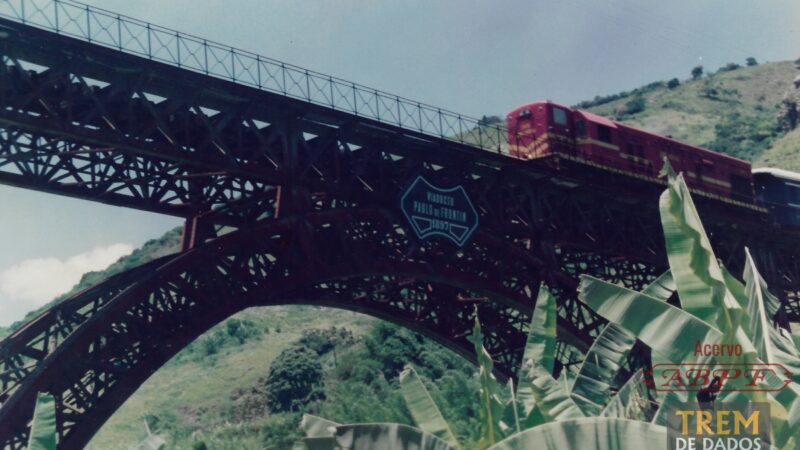 Trem Azul no viaduto Paulo de Frontin, Miguel Pereira – RJ