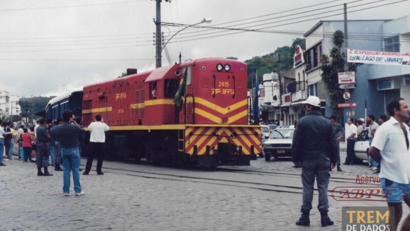 Trem Azul saindo da estação Miguel Pereira – RJ