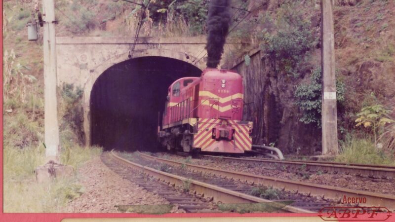 Locomotiva ALCO RS-3 no túnel 8