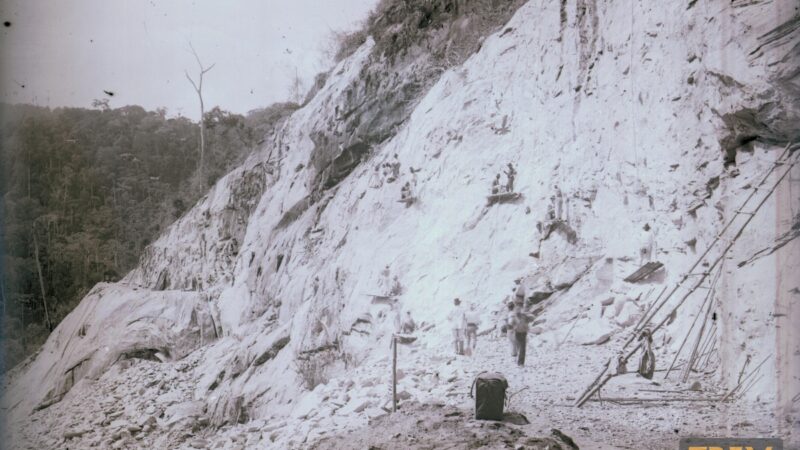 Obras de abertura do leito ferroviário na Serra do Soturno – ES