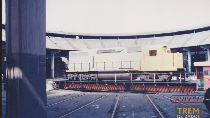 Locomotiva RFFSA na rotunda de Barra do Piraí (1995)